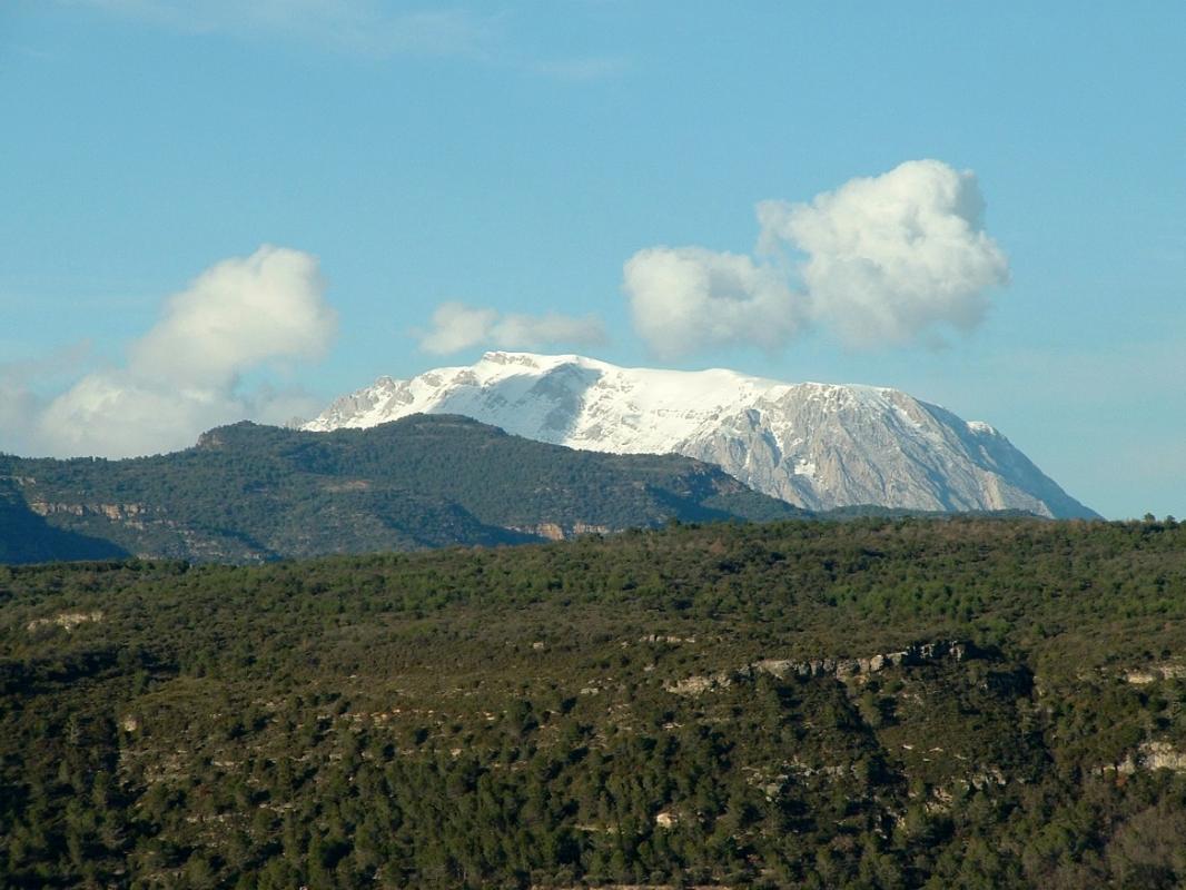 Cerca de Benasque, hallaremos Castejón de Sos, famoso por sus condiciones excepcionales para la práctica del parapente. Muy cerca, el Macizo del Turbón, bajo el cual se encuentra el Balneario de Vilas del Turbón, en un entorno de incomparable belleza. #Ribagorza #AragónTurismo