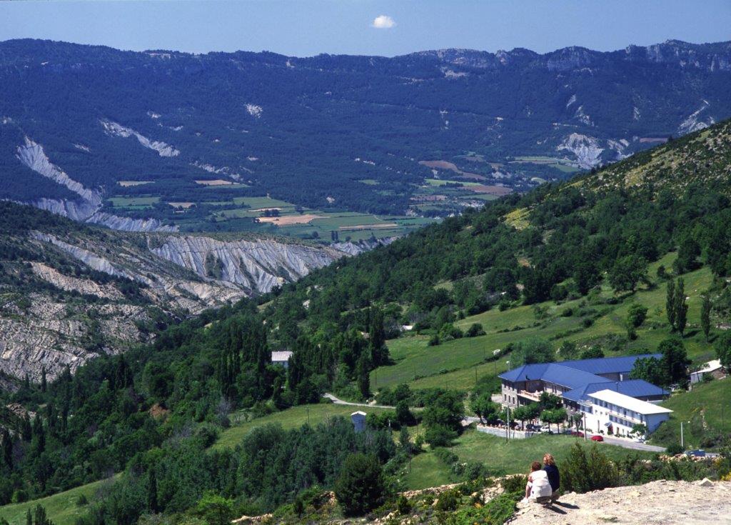 aragonturismo's tweet photo. Cerca de Benasque, hallaremos Castejón de Sos, famoso por sus condiciones excepcionales para la práctica del parapente. Muy cerca, el Macizo del Turbón, bajo el cual se encuentra el Balneario de Vilas del Turbón, en un entorno de incomparable belleza. #Ribagorza #AragónTurismo https://t.co/W4DNzwunuc