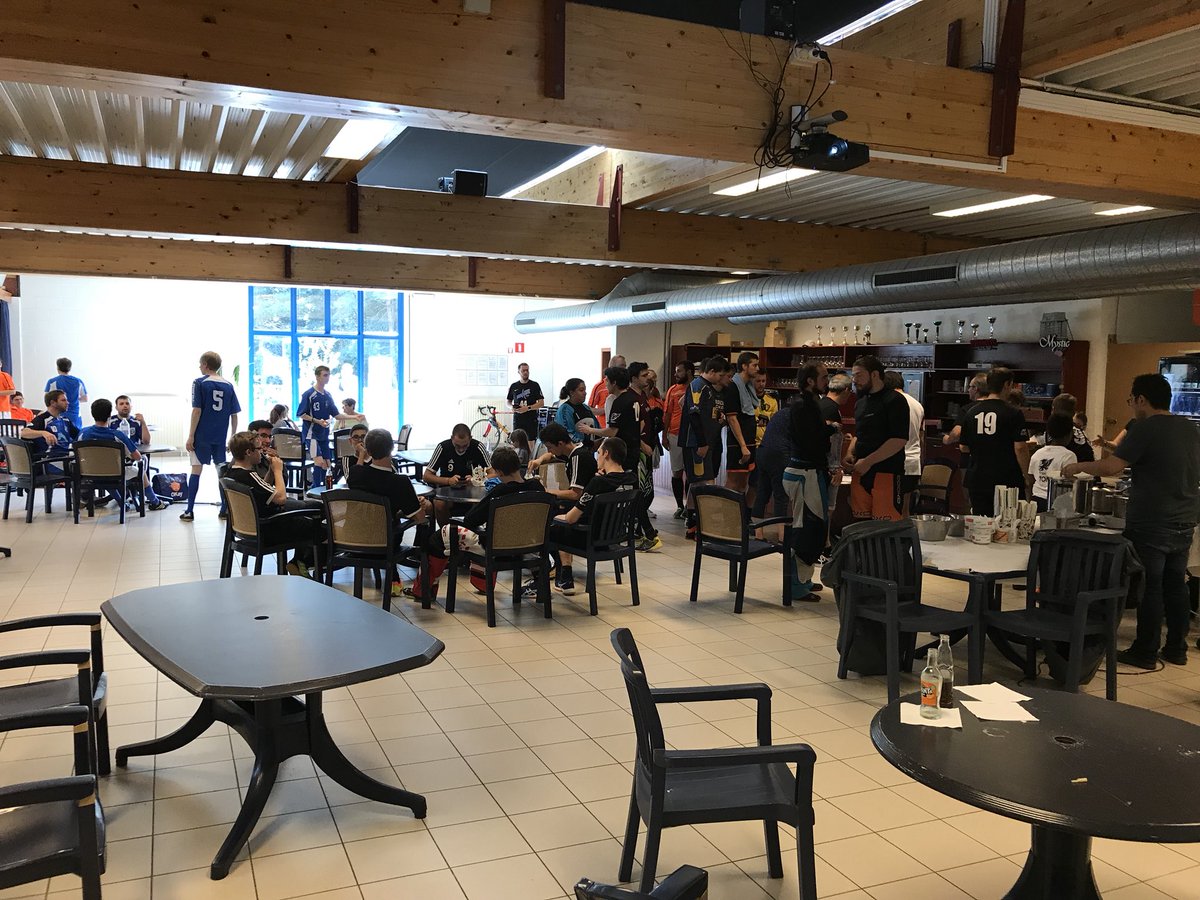 Boule01's tweet photo. Lunch break! And a break for the legs! Those guys looks happy to eat and drink something #bhmtournoi @Blackhawks_Mons https://t.co/ar5DQl9PMR