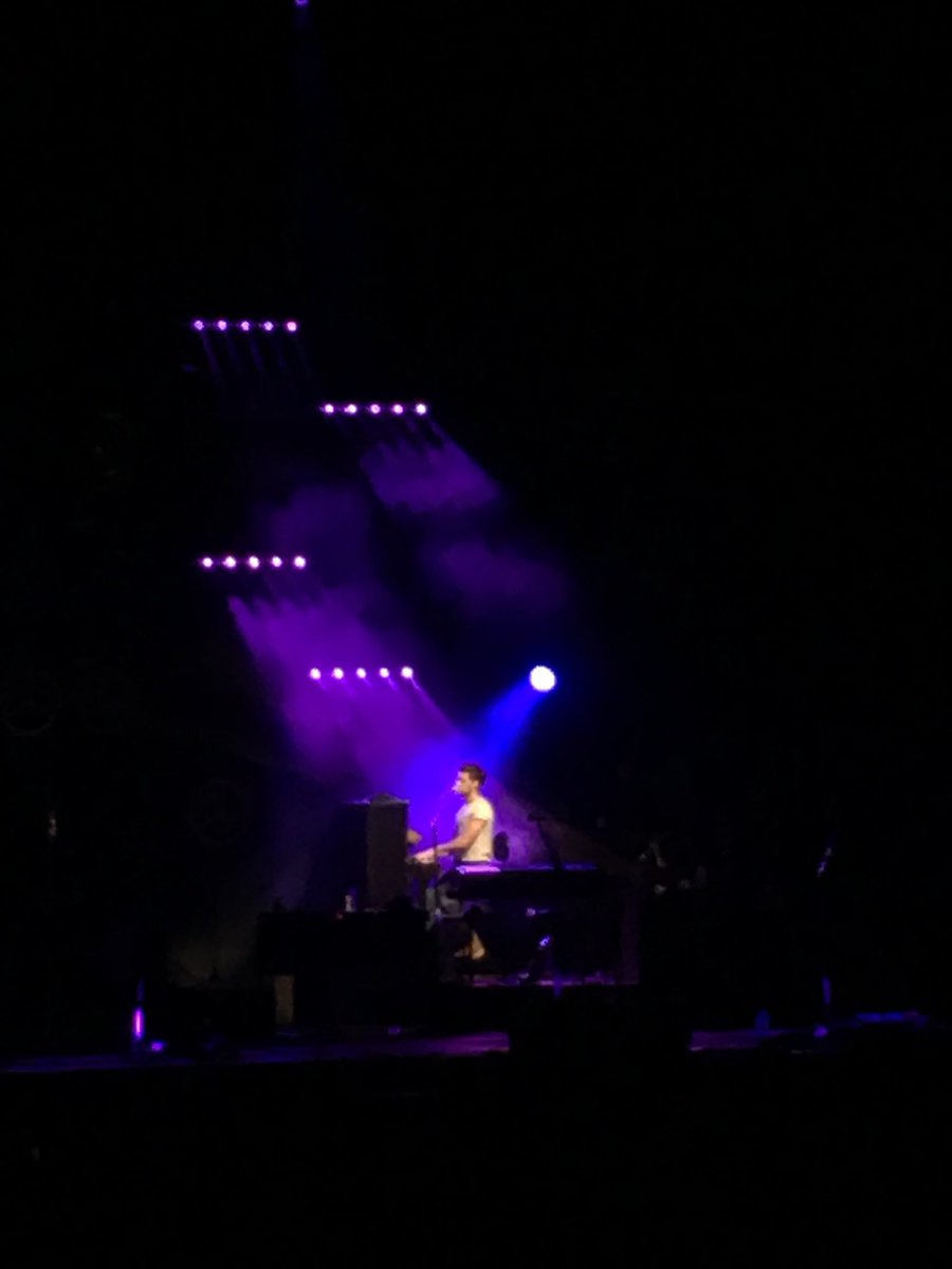 theshowdarling's tweet photo. i got some amazing pictures last night and i think i’ll cherish them forever, im still in complete awe of how great the concert was, again, thank you niall💕 #FlickerWorldTourBristow https://t.co/asfvlZXfZD