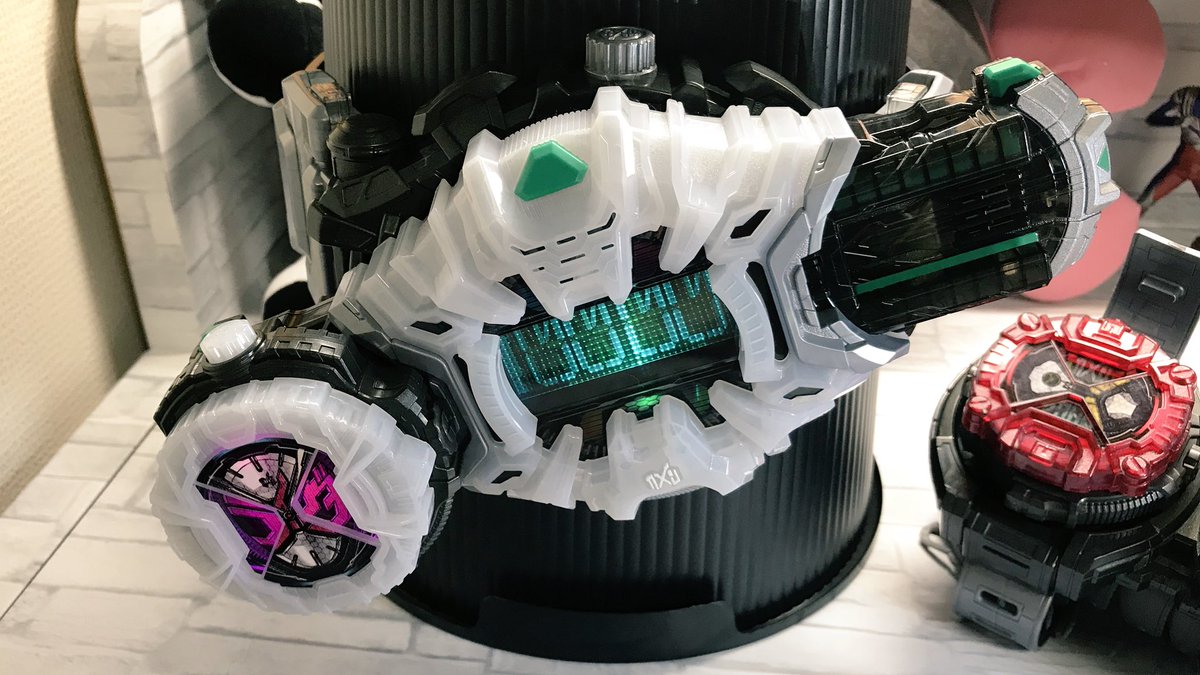 タォニァ ディスプレイ用に丁度いいと聞いて買って来た百均のゴミ箱 本当にピッタリで草w ジクウドライバー 仮面ライダージオウ
