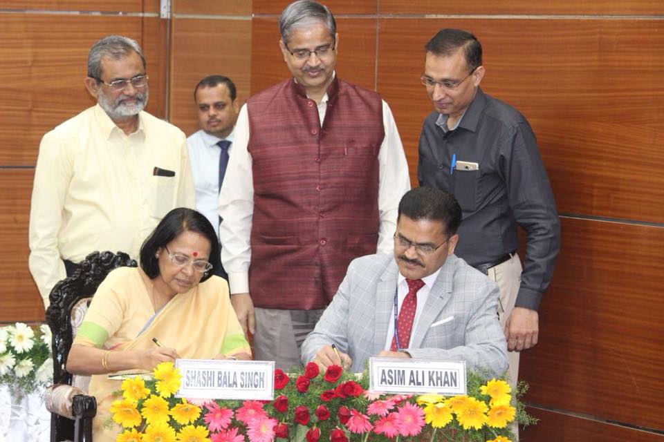 moayush's tweet photo. An MoU between CCRUM and NIPER, Hyderabad during National Seminar on IPR on 30th August, 2018 at CRIUM, Hyderabad. 
#AYUSH #ZindagiRaheKhush #CCRUM #UNANI https://t.co/HmcTYJ5dXP