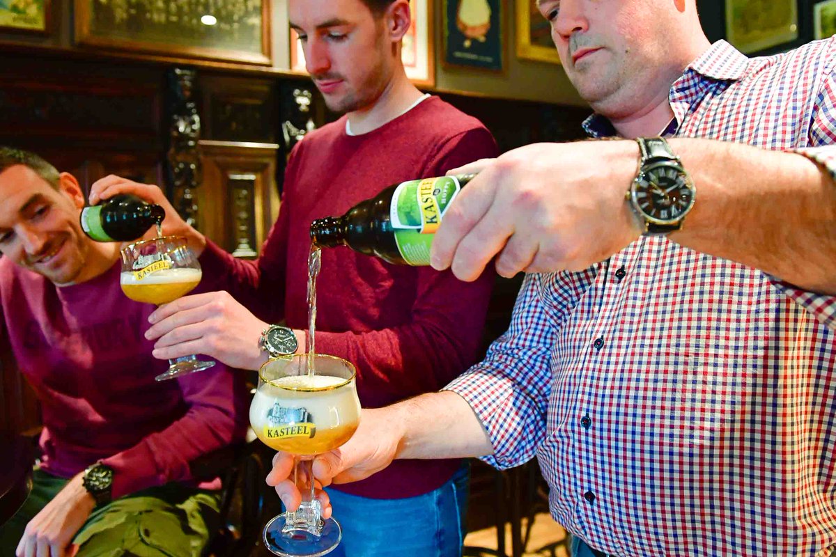 Van_Honsebrouck's tweet photo. Ready, steady, pour! The quest for a perfectly served Kasteel Hoppy at Michelle's Pub​... https://t.co/V0yYtaVybZ #kasteelhoppy #kasteelbier #kasteelbeer #michellespub #pour #vanhonsebrouck #brouwerijvanhonsebrouck #belgianale https://t.co/zeXiNnBHHm