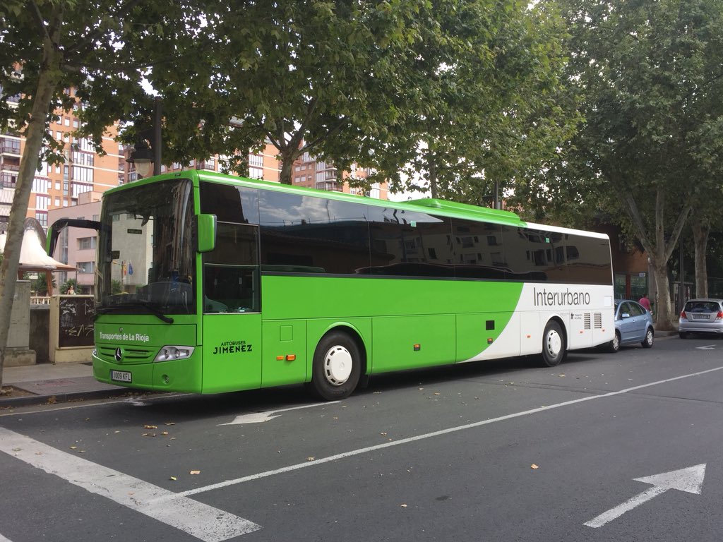 Evobus_spain's tweet photo. Un precioso Intouro M Euro 6 de @AutobusesJmnz esperando su servicio en Logroño. 
¿A quien más le gusta como le sienta esta librea? https://t.co/oBXlBX7E3B