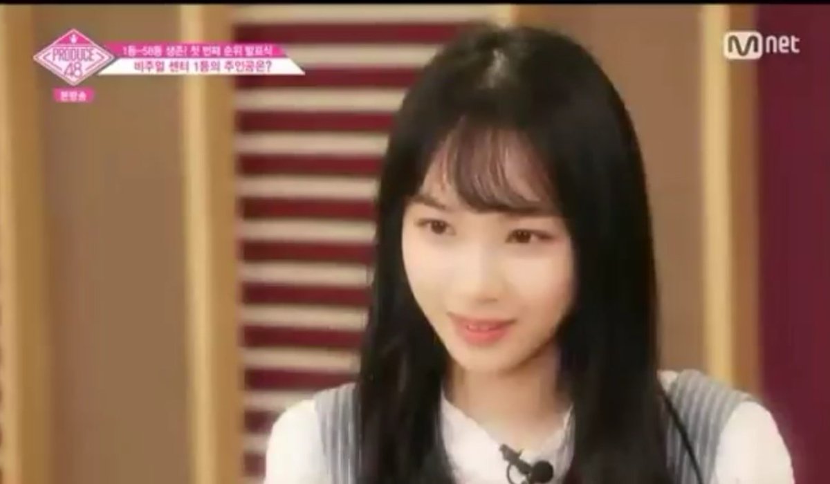 chaewonotch's tweet photo. petition for chaewon to bring back her black hair huhu https://t.co/iNm0T1coln