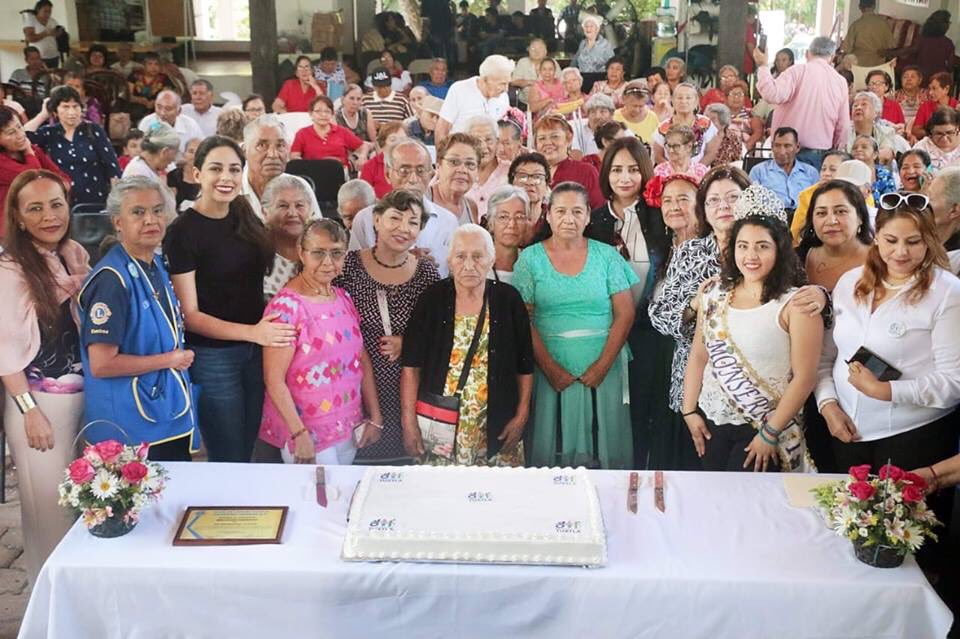 TuxtlaDIF's tweet photo. #DíaDelAbuelo #DIFTuxtla

Gran cierre de nuestros festejos vivimos en la Casa del Abuelo. 

Gracias al Club de Leones por sumarse a esta gran celebración y a su constante apoyo a través de diversos medios. https://t.co/anVCbkFGao
