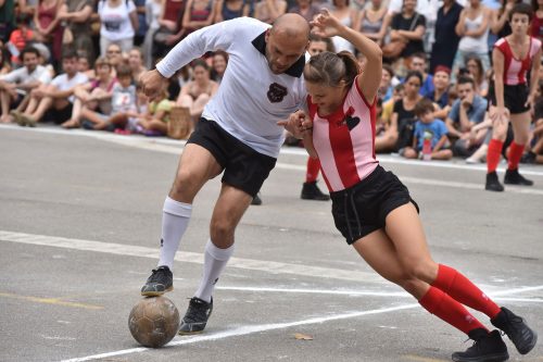 springbackmag's tweet photo. Berliners, the game is on! 
The Catalan Company @VeroCendoya performs #LaPartida, a #dance vs #football show, at @tanzimaugust. Tomorrow, at 6 h, Lilli-Henoch-Sportplatz.
Read @claudiabrubo's #review on #Springbackmagazine: https://t.co/Ukdynl3VVV
#newaudiences #danceandsports https://t.co/yRZXizLijn
