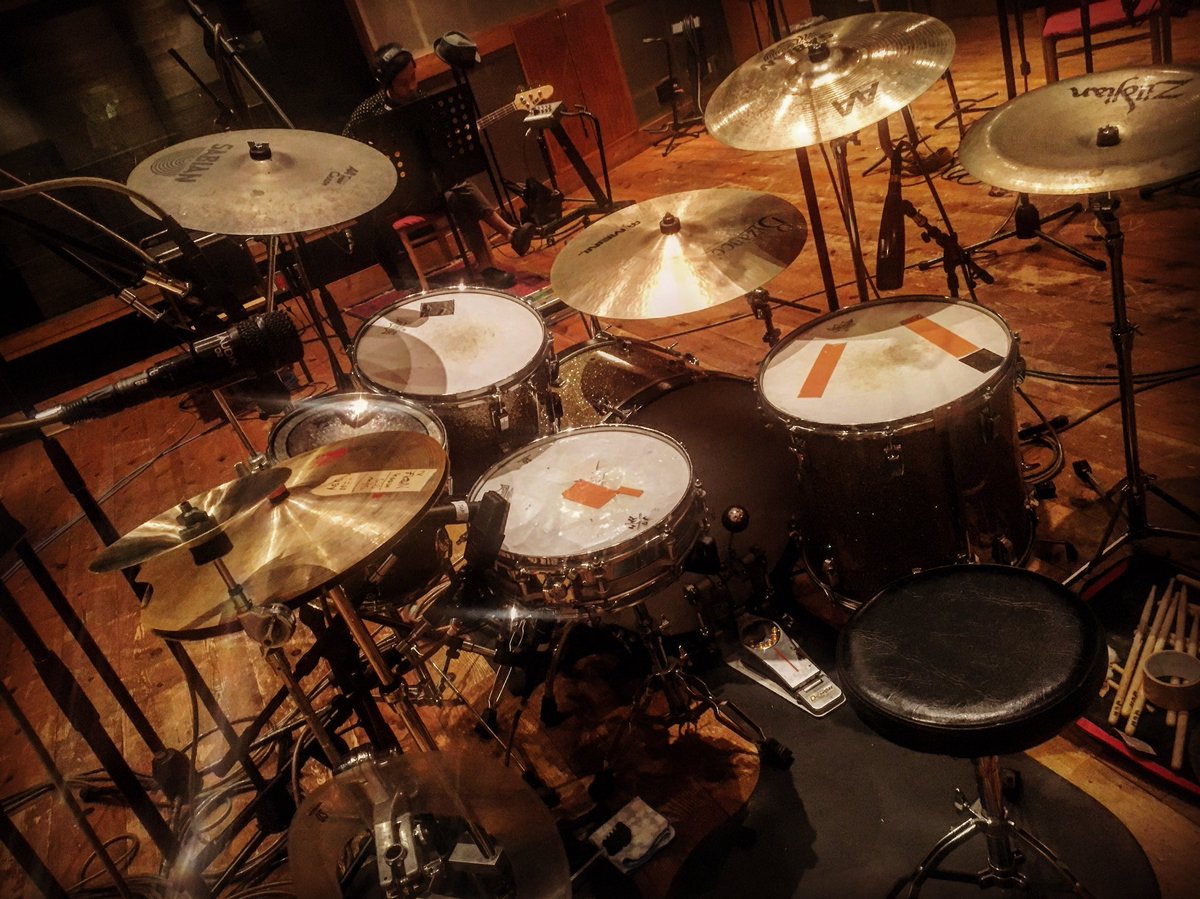 JUN_WADS's tweet photo. 今日はDutch Mama Studioにて、NRSレコーディングスクールの授業でドラムを叩いてきました!
バンド1発録りの授業だったので、けつりんちょす( @kouke2 )とIMAMUN( @imars82 )も一緒だったよ\(^ω^)/
#Drums #Drum #Ludwig #Zildjian #PAISTE #SABIAN #Pearl #Recording #Studio #DutchMama #NRS https://t.co/FfkjpxNoZn