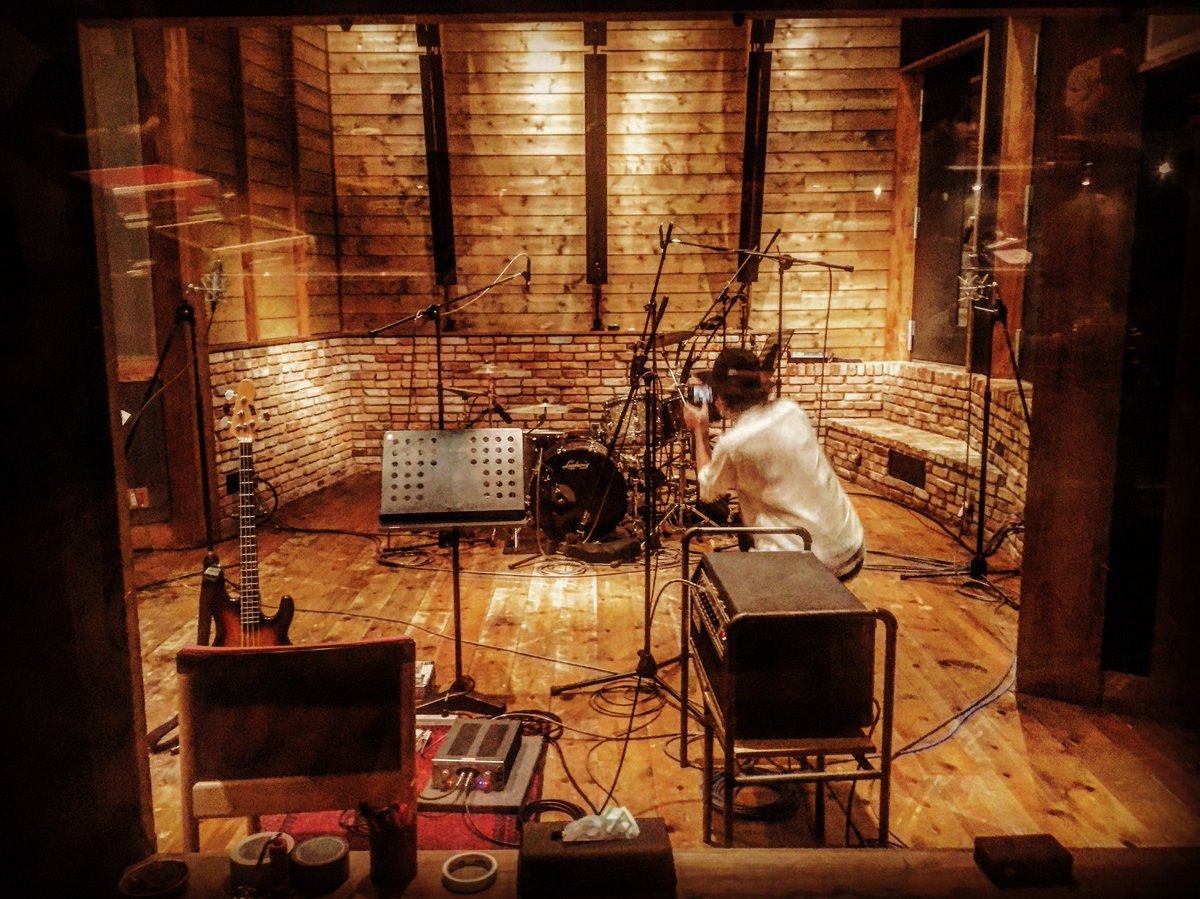 JUN_WADS's tweet photo. 今日はDutch Mama Studioにて、NRSレコーディングスクールの授業でドラムを叩いてきました!
バンド1発録りの授業だったので、けつりんちょす( @kouke2 )とIMAMUN( @imars82 )も一緒だったよ\(^ω^)/
#Drums #Drum #Ludwig #Zildjian #PAISTE #SABIAN #Pearl #Recording #Studio #DutchMama #NRS https://t.co/FfkjpxNoZn