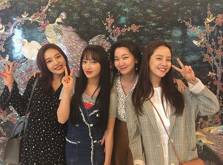 Jang Yoon Ju ig update with Jihyo, Redvelvet Joy and Cheng Xiao. #PajamaFriends