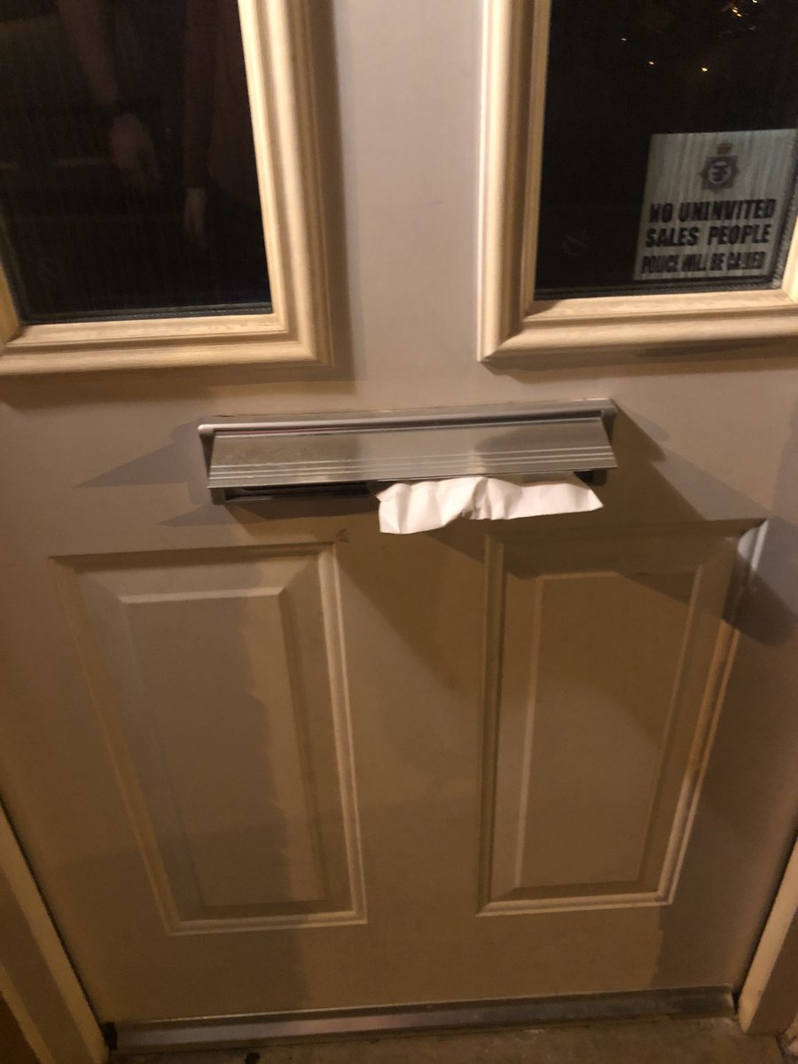 lauramilton_'s tweet photo. @RoyalMail good one Royal Mail 👍🏼.  Lucky this didn’t get pinched 🙄🙄 https://t.co/ZqIb6U8xmg