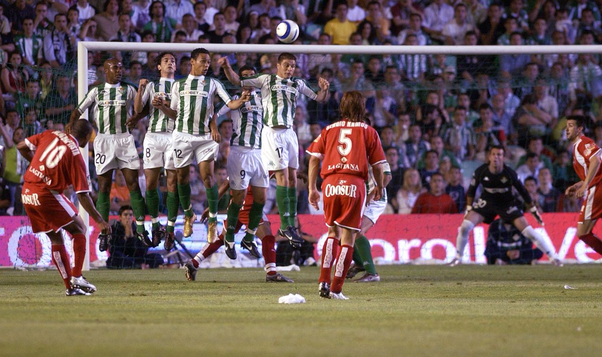 Julio Baptista (<a href="/J_Baptista81/">Júlio Baptista</a>) lanza una falta en el derbi vs Real Betis de la temporada 2004/2005.