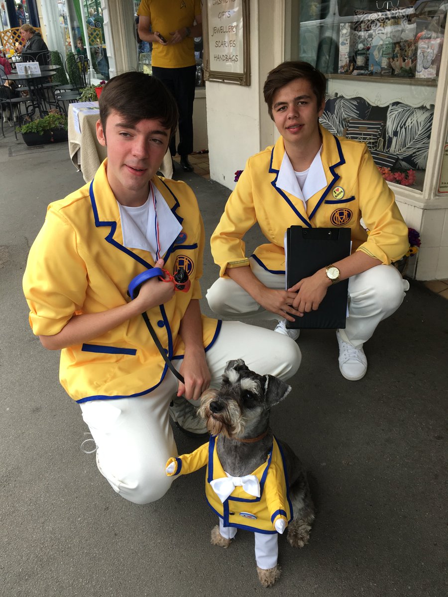 RhosOnSeaEvents's tweet photo. The Rhos on Sea yellow coats! #Rhos60sGala @DetailsRhos https://t.co/WNKVCde0hy