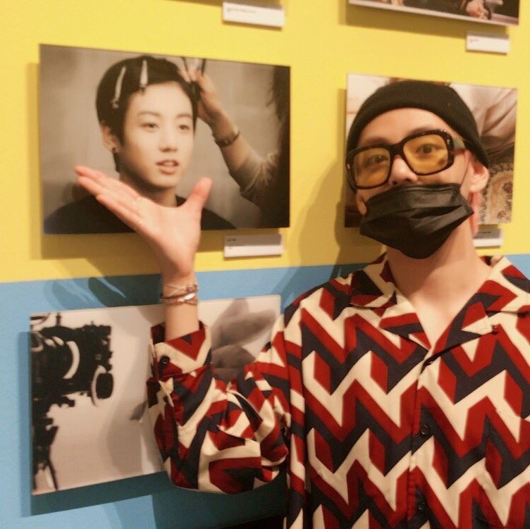Taehyung likes art so much he fell inlove with one. 🌹