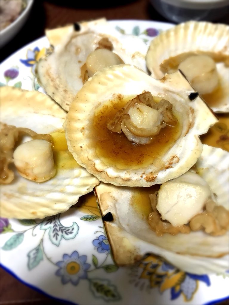 pakasansansan's tweet photo. 仕事から帰ってきたらゆきっちがこんな素敵な夕飯作ってくれた💕ホタテ貝を下処理出来る嫁って凄くないですか！さらに惚れたぞ^_^
ご馳走さまです⭐️ https://t.co/Aqp3LbFKGv