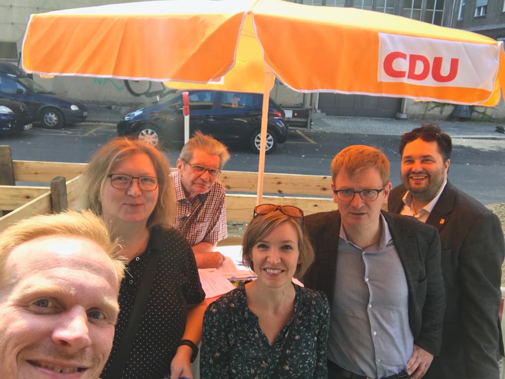 CDU_Moabit's tweet photo. Beim Unterschriften sammeln für die Petition der Frauenrechtsorganisation @TDFeV. Damit minderjährige Mädchen ohne Verschleierung aufwachsen 🤸  
Unterschreibt auch: https://t.co/CGR0u14WKN

Euer #MoaTeam

#DenKopfFreiHaben #KeinKinderkopftuch https://t.co/uo9btQkwSI