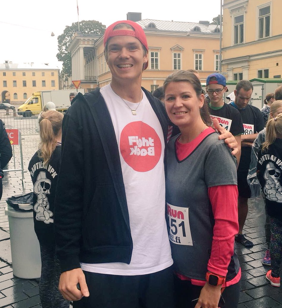 CelindaByskata's tweet photo. I fu*king made it! Ylitin tänään itseni, ja fiilis on ihan sairaan hyvä! Maaliintulon jälkeen tulikin sitten kyyneleet. Kiitos @PekkaHyysalo , kiitos @2078_Conny. Ensi vuonna taas #FightBackRun ! #ylpeä #elämävoittaa https://t.co/etAbTTeKBn
