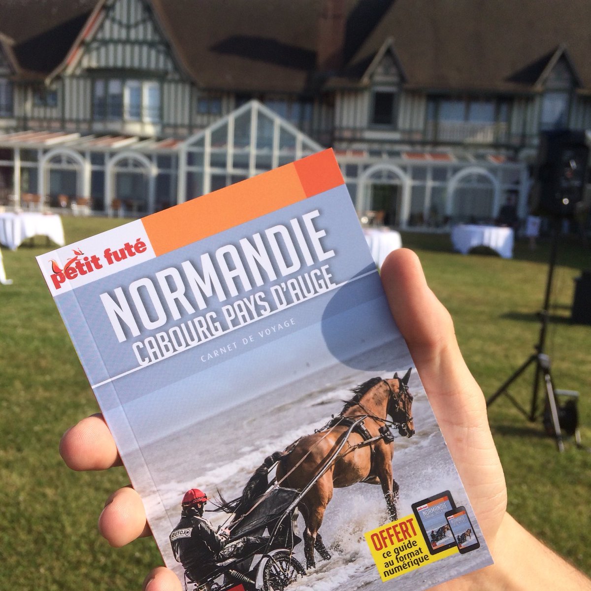 AugePays's tweet photo. @NCPA_Normandie ah oui le #petitFuté #normandieCabourgPaysdAuge en vente dans les bonnes librairies et auprès des #OfficedeTourisme #Cabourg #Beuvron #Houlgate #Merville https://t.co/zsn6cBoCpK