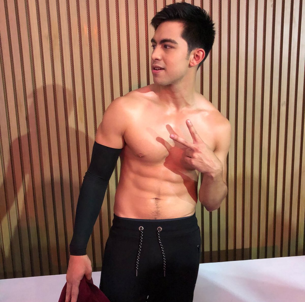 derrrmonasterio's tweet photo. #BFW_Holiday2018 @benchtm ✌🏼 https://t.co/MSHcx1wjEm