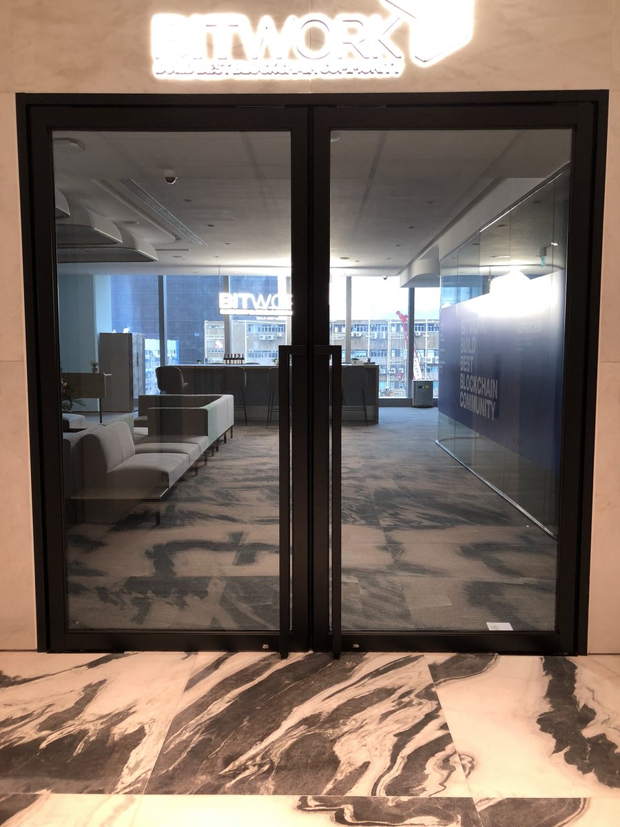 muromachi_xtn's tweet image. 実は土日休みなので途方に暮れていたところ、代表のレイモンドさんが日本人が来たと知るや否や駆け付けてくれました。『日本が世界だと思っている』と言っていましたが、その相手の僕は終始翻訳機を使っていました…😒

帰り際にはパンフレットやグッズをたくさん頂きました！自慢！
#BITWORK #香港