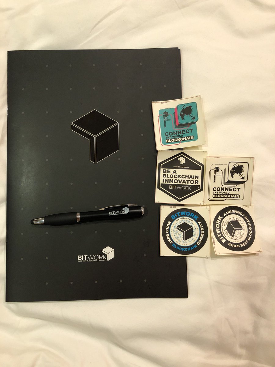 muromachi_xtn's tweet image. 実は土日休みなので途方に暮れていたところ、代表のレイモンドさんが日本人が来たと知るや否や駆け付けてくれました。『日本が世界だと思っている』と言っていましたが、その相手の僕は終始翻訳機を使っていました…😒

帰り際にはパンフレットやグッズをたくさん頂きました！自慢！
#BITWORK #香港