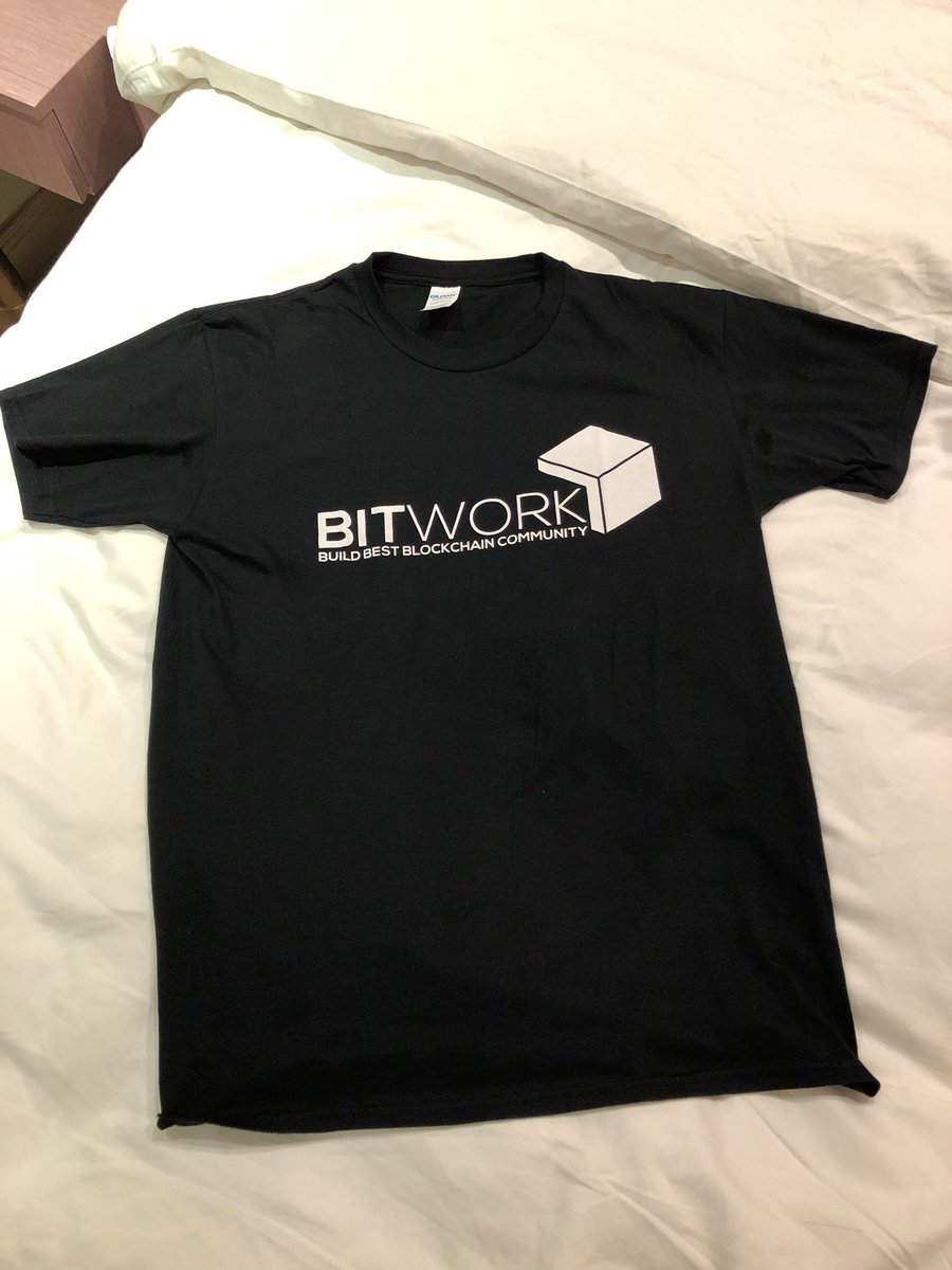 muromachi_xtn's tweet image. 実は土日休みなので途方に暮れていたところ、代表のレイモンドさんが日本人が来たと知るや否や駆け付けてくれました。『日本が世界だと思っている』と言っていましたが、その相手の僕は終始翻訳機を使っていました…😒

帰り際にはパンフレットやグッズをたくさん頂きました！自慢！
#BITWORK #香港