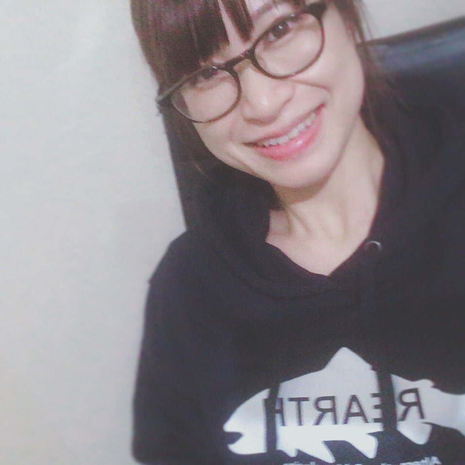 kibacosaya's tweet photo. アルバムの製作期間は楽な格好をしていくことが多い。なんとなく。
先日、fishingメーカーのREARTHさんからいただいたパーカー。
制作時のユニフォームかっていうほど、よく着てる笑
ᗦ↞︎◃︎ 〜
#bpstudio
#rearth
#kibaco
#recording
#とんちさんのパーカーも気になっている https://t.co/RThR7hLdP2