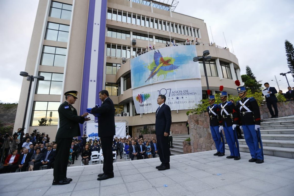 JuanOrlandoH's tweet photo. Este gran momento que vive Honduras no sólo debemos disfrutarlo, sino aprovecharlo, hemos tenido que unirnos para ser más fuertes e invencibles y seguir trabajando para que Honduras tenga trabajo, paz y seguridad #FiestasPatrias2018 #DíaDeLaBandera https://t.co/m5yZ0IIcVH