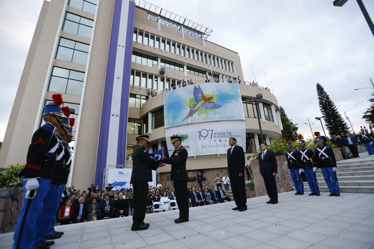 JuanOrlandoH's tweet photo. Este gran momento que vive Honduras no sólo debemos disfrutarlo, sino aprovecharlo, hemos tenido que unirnos para ser más fuertes e invencibles y seguir trabajando para que Honduras tenga trabajo, paz y seguridad #FiestasPatrias2018 #DíaDeLaBandera https://t.co/m5yZ0IIcVH
