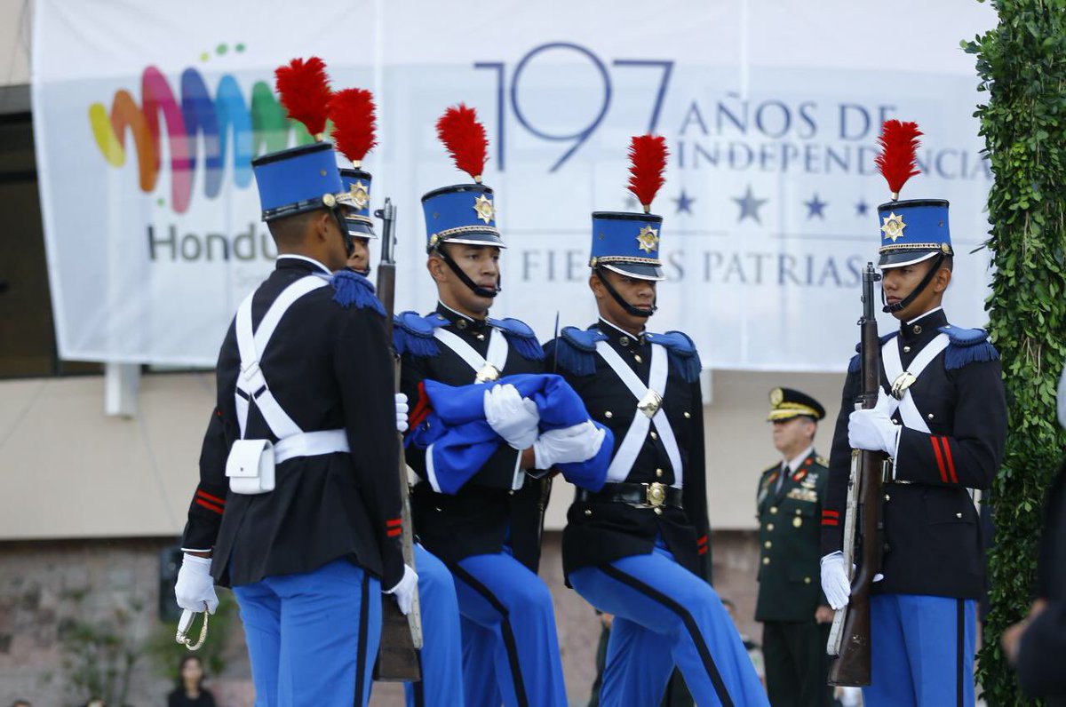 JuanOrlandoH's tweet photo. Este gran momento que vive Honduras no sólo debemos disfrutarlo, sino aprovecharlo, hemos tenido que unirnos para ser más fuertes e invencibles y seguir trabajando para que Honduras tenga trabajo, paz y seguridad #FiestasPatrias2018 #DíaDeLaBandera https://t.co/m5yZ0IIcVH