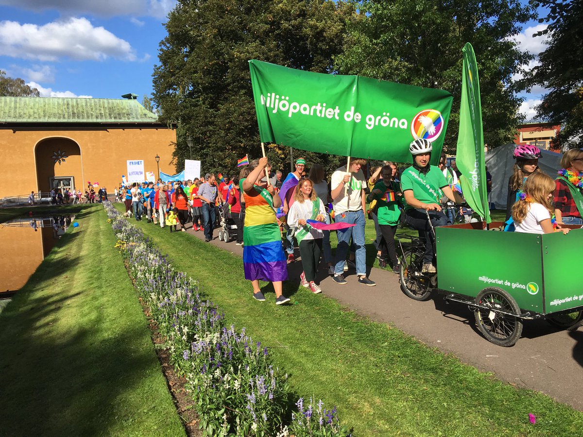 mp_karlstad's tweet photo. Dรฅ rullar vi tรฅget!
Tรฅg - det gillar vi, ocksรฅ!
#pride18 #054pol #karlstad #tรฅg #lastcykel https://t.co/koLN9WZ3t6