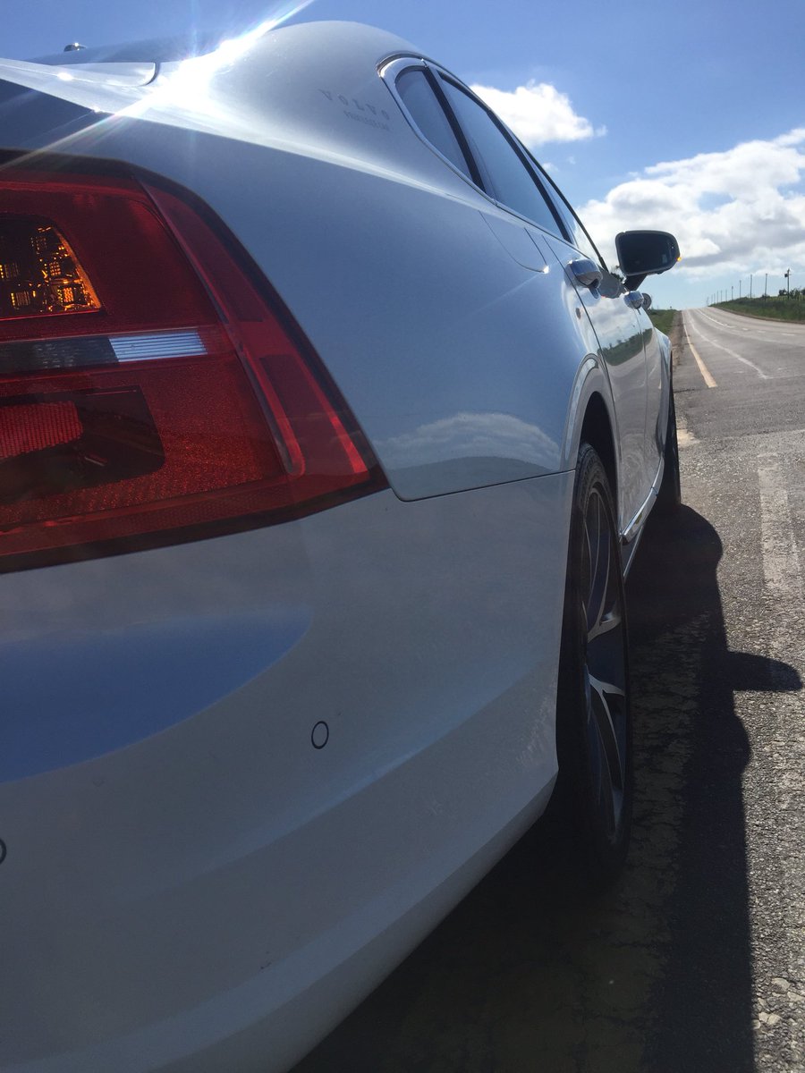 KoketsoSachane's tweet photo. #RolaLifesfyle Enjoying this amazing machine #BeforeMonday @RolaGroup #VolvoS90D5 https://t.co/l5FISZEidU