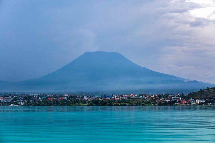MrBasabose's tweet image. The Four Elements of #Goma. The city where all the 4 elements meet (Air, Fire, Earth &amp;amp; Water)... A phoenix rebuilding new life from its own ashes, time and time again... An undefeatable city. A supernatural city if you ask moi... #NorthKivu #Congo