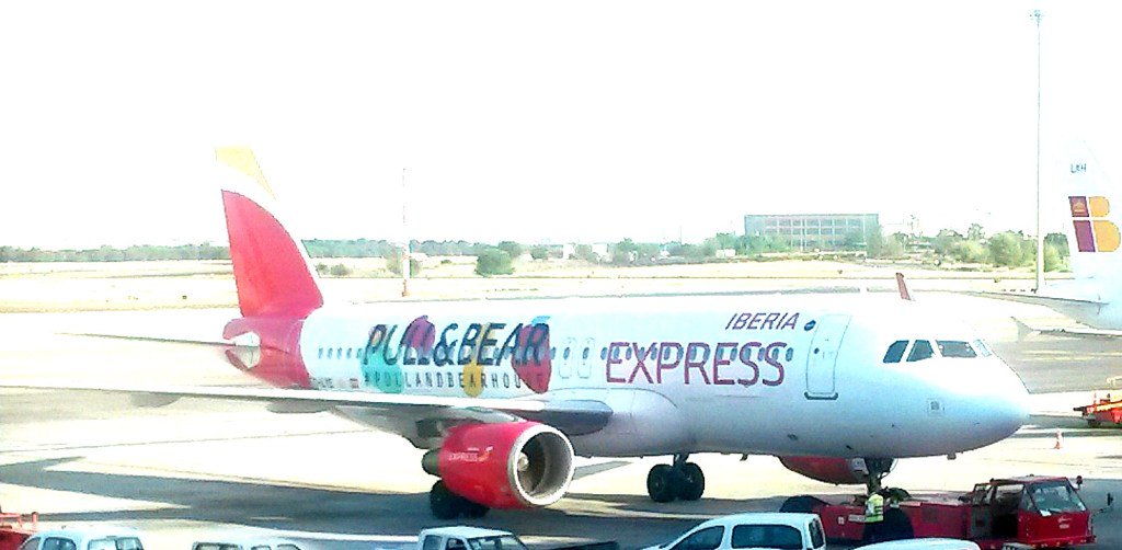 Need a lift? Learn all about how to get around on #Lanzarote. Private pickup or cheap airport transfer Lanzarote to Playa Blanca, Puerto del Carmen, Costa #Teguise. #arrecife #airporttransfer #flughafentransfer #VIPshuttle ticketsdirect-lanzarote.com/cheap-airport-…