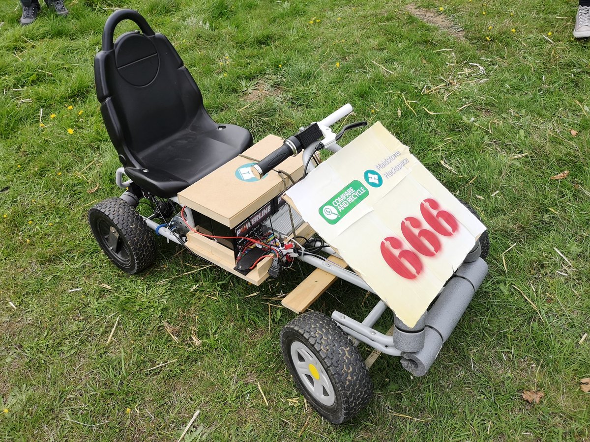 TheArduinoGuy's tweet image. Our @Hacky_Racers is ready for the time trials #emfcamp #EMF2018