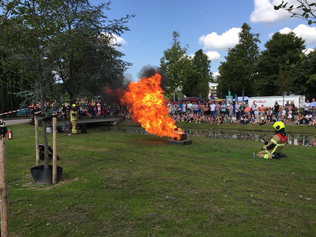Ambachtveilig's tweet photo. Zomerparkdag in volle gang. Dit jaar ook met de hulpdienstn. Slotdemo om 16.15 uur. #ZPD18 https://t.co/MYdPOU7YWP