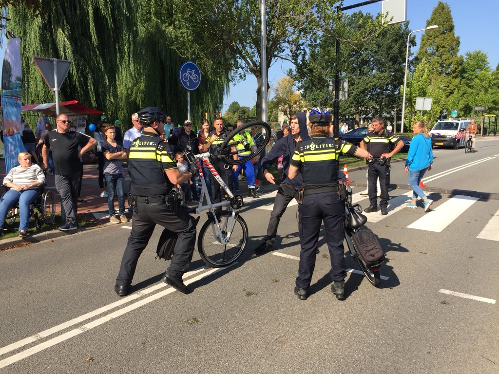 Ambachtveilig's tweet photo. Zomerparkdag in volle gang. Dit jaar ook met de hulpdienstn. Slotdemo om 16.15 uur. #ZPD18 https://t.co/MYdPOU7YWP