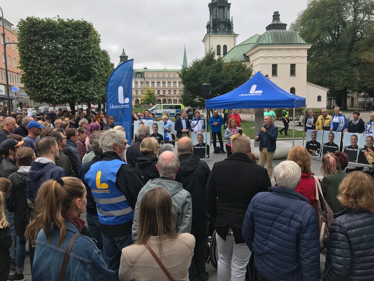 Mer folk än vanligt på Liberalernas torgmöten. Medvind. Valkampanj i Linköping idag tillsammans med Juno Blom.