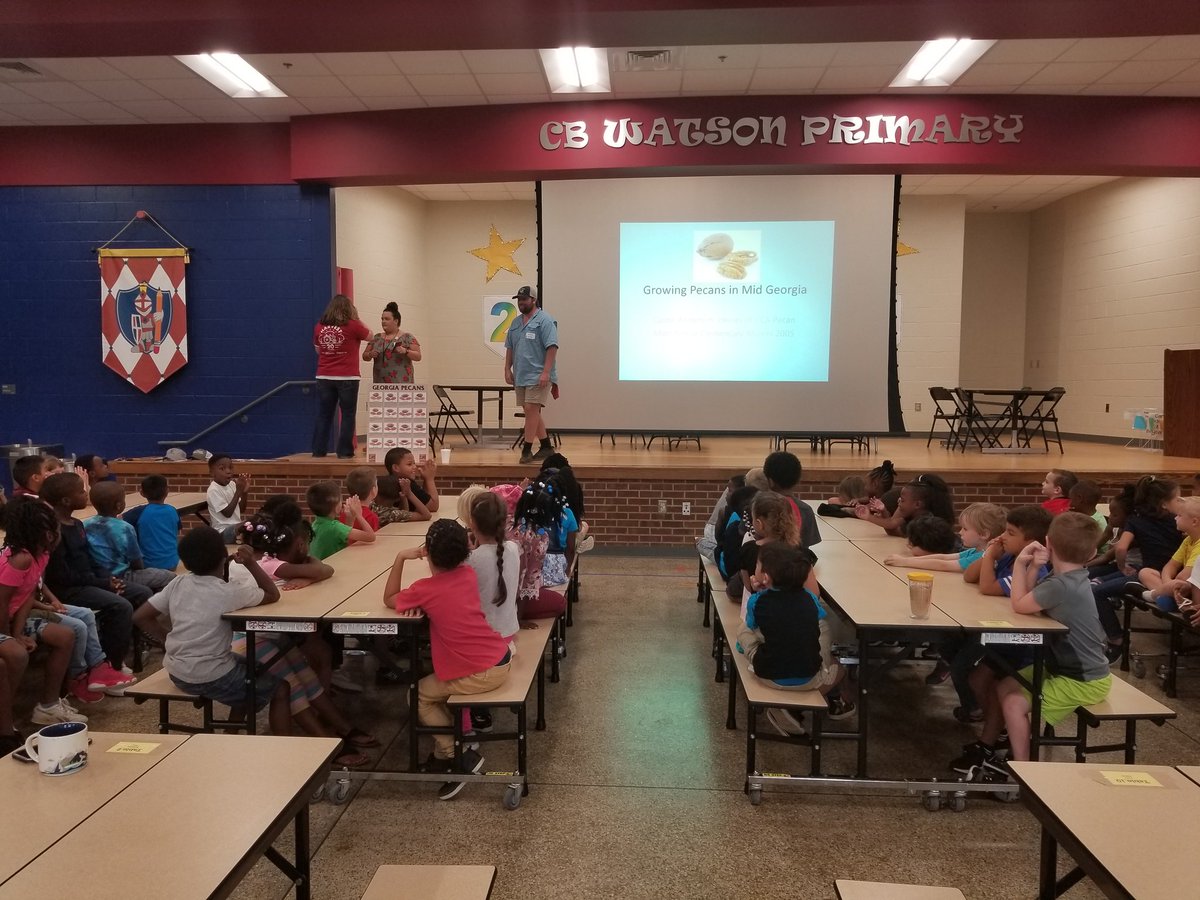 tippsmadison's tweet photo. 1st GradeAgriculture Lesson: The Pecan Famer @61WatsonWarrior https://t.co/rYZ7fk7LEh