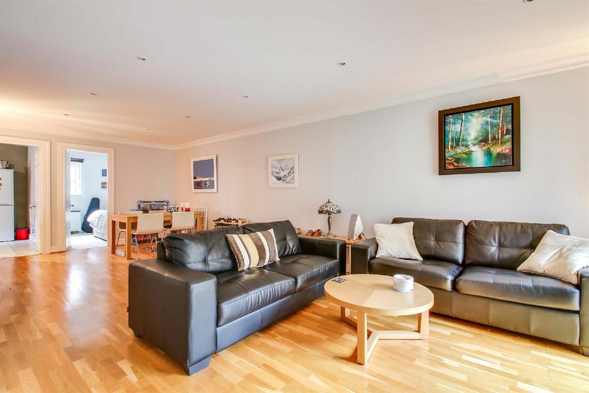 ShadThamesFJL's tweet photo. Secure spacious two bedroom apartment with parking, balcony, and concierge. Moments from the Thames and transport links.
https://t.co/rpDbl3moDp https://t.co/YfFgvmqr5M
