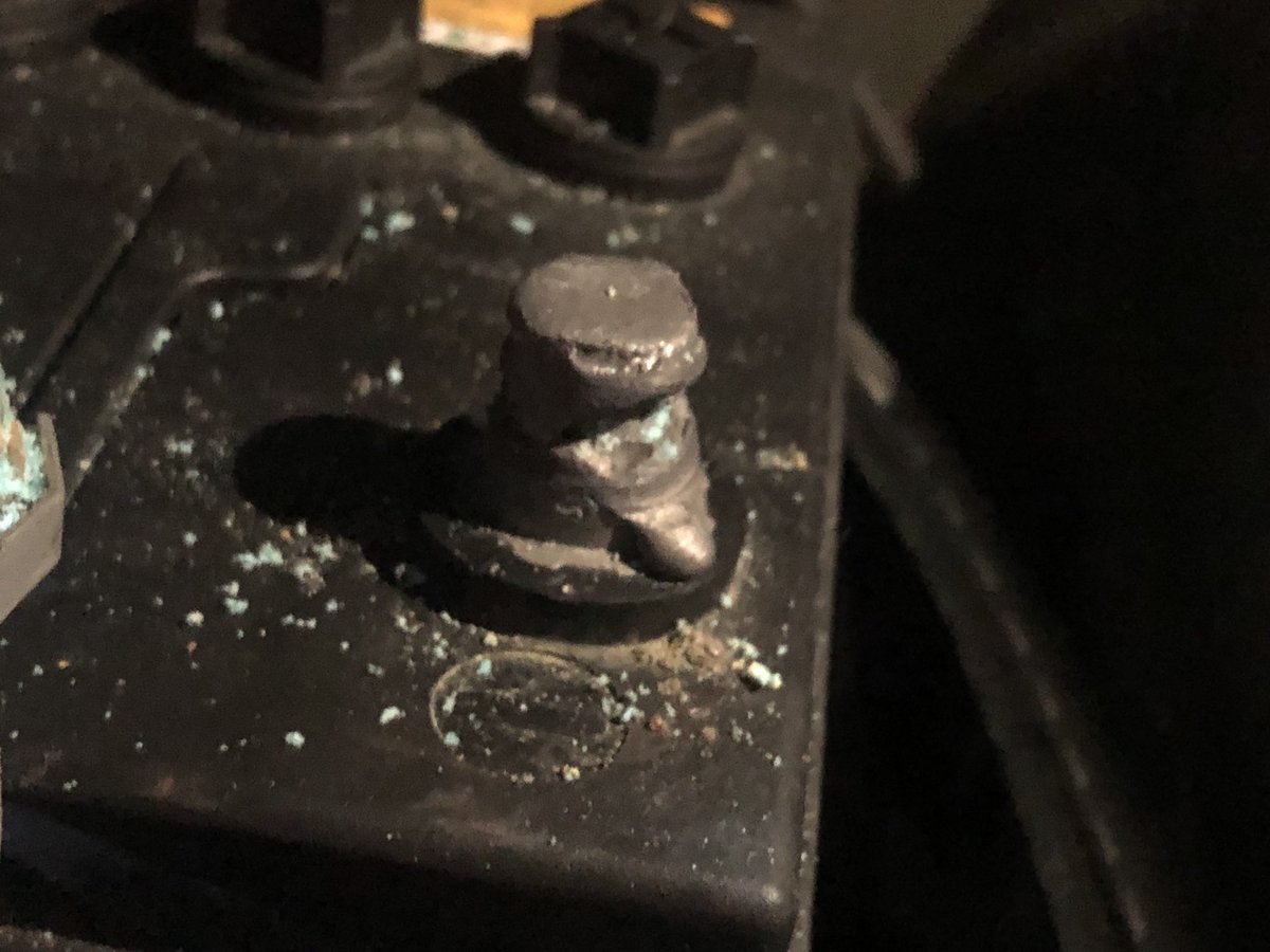 Un うーん バッテリーの端子が若干溶けてました E 緑青を落としてコネクタを端子 に接続した所 エンジンが掛かりました 良かった良かった 取り敢えずバッテリーは交換だぬ ཀ