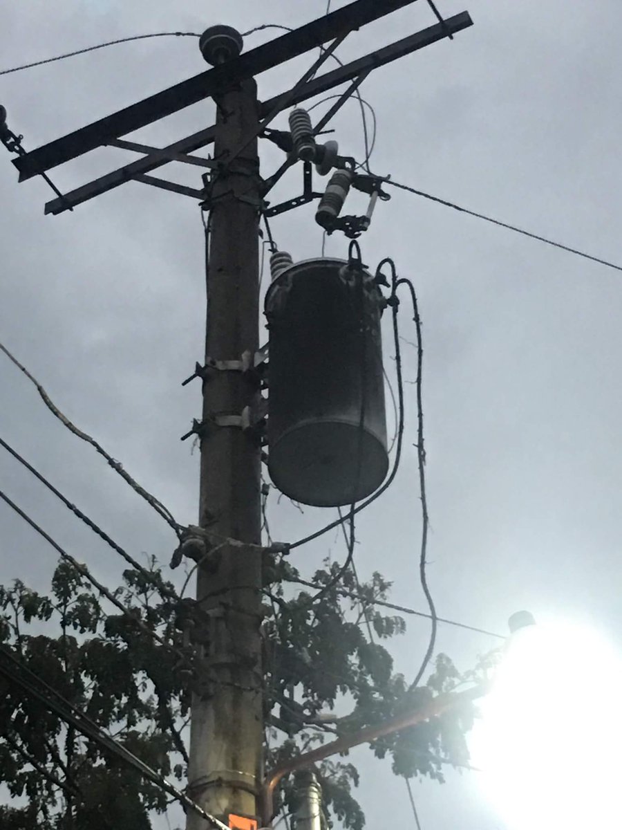 Canal9_LaUnion's tweet photo. #Sucesos #Poloros Se quemo Transformador del Barrio Nuevo en el Municipio de Polorós, La Unión. Toda la zona sin energía eléctrica, solicitamos a @AESElSalvador arregle la situación pasa seguido es la 5ta vez desde mayo. https://t.co/P2qCbi4PCa