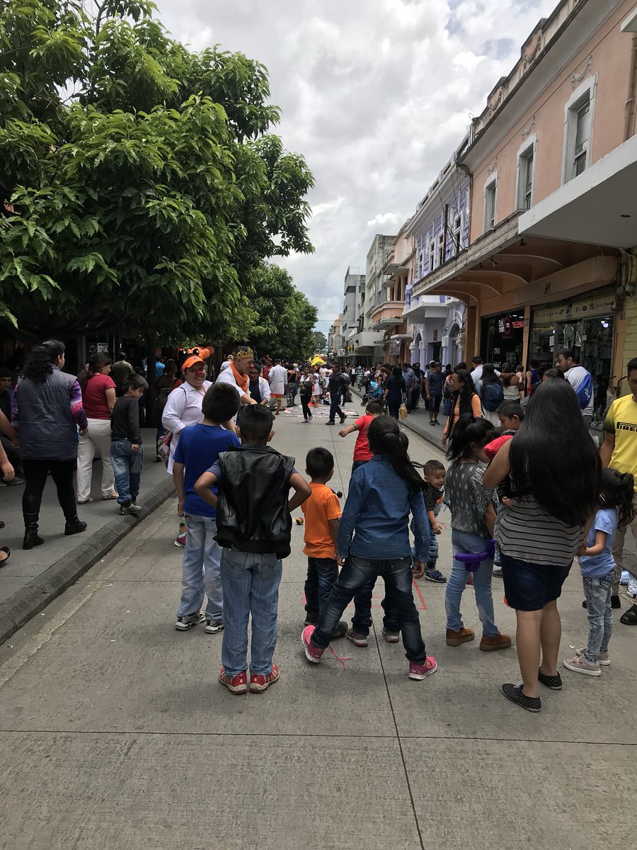 FDS_Guate's tweet photo. Llenando de deseos la sexta avenida, llenamos nuestros corazones de mucho amor. #11Once #Sonrisasquetransforman https://t.co/Cri37jDBQC