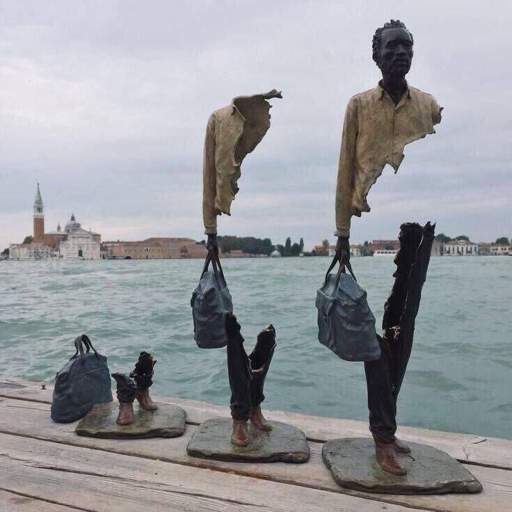 stanbulartevent's tweet photo. Fas asıllı sanatçı Bruno Catalano'nun göçmenleri ve mültecileri anlattığı eseri: "Gurbette Yok Olup Gitmek" https://t.co/uyg5eWucKz