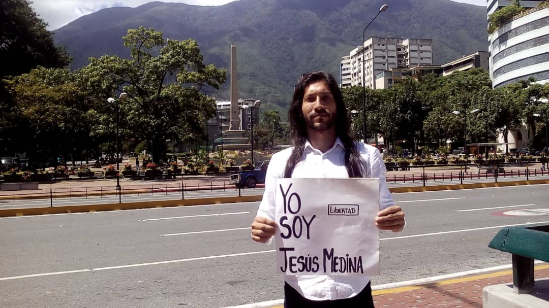 Mi solidaridad para todos los periodistas que hoy son atacados y perseguidos por el Régimen, por la sencilla razón de informar. 

Gracias a todos por no desistir y seguir informando, en especial a mi hermano Jesús Medina. 

¡No estas solo <a href="/jesusmedinae/">Jesús Medina Ezaine</a>!
#YoSoyJesusMedina