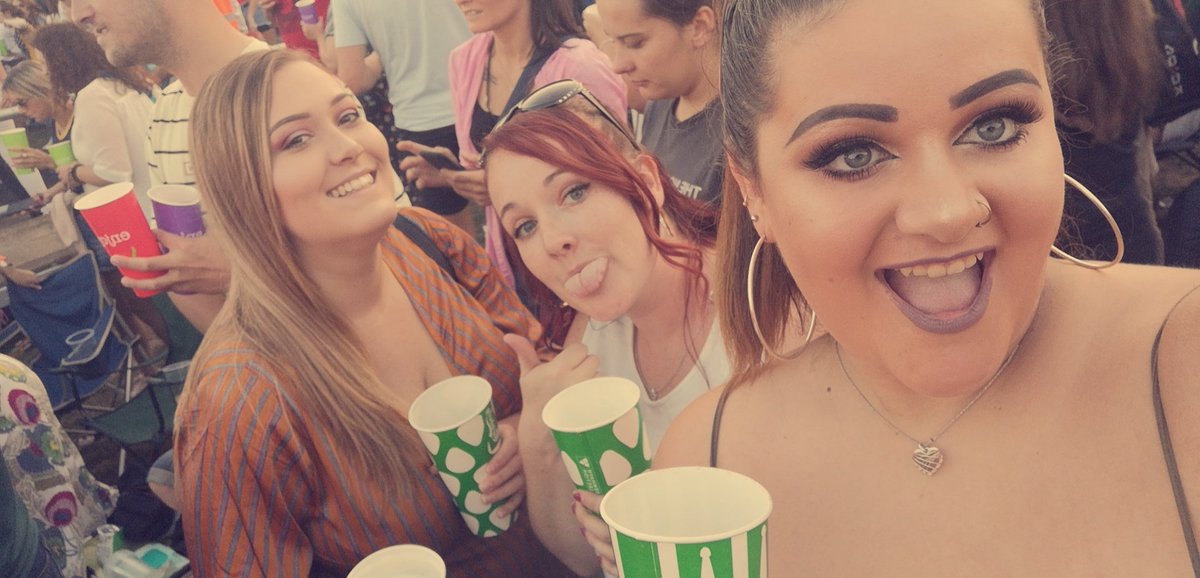 soph_el's tweet photo. #freeradiocoventry #godivaselfie let the sesh beginnnn https://t.co/P2vyjA84JF
