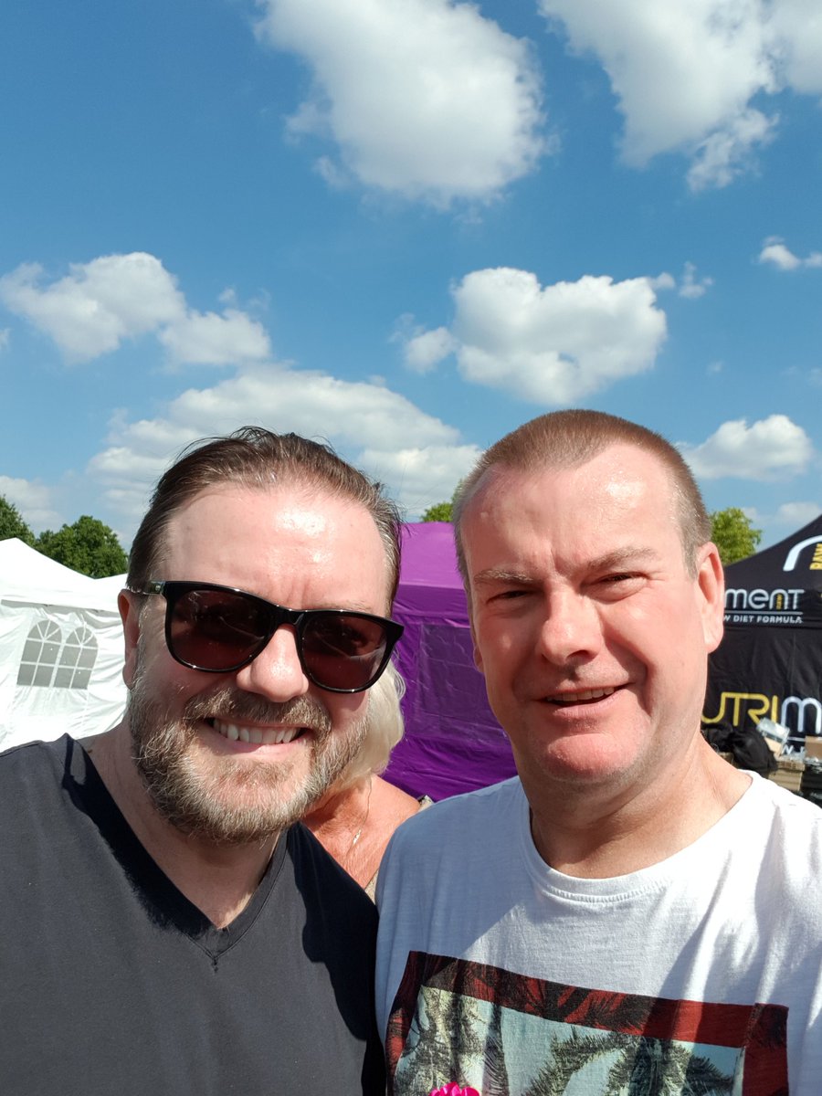 Protect_Wldlife's tweet photo. Finally got to meet THE man himself, Mr @RickyGervais. This guy inspires me BIG TIME to kick arse for #AnimalRights!
#Pupaid2018 #LucysLaw #WheresMum #AdoptDontShop
#CompassionOverCruelty ❤. https://t.co/W5twS6Njet