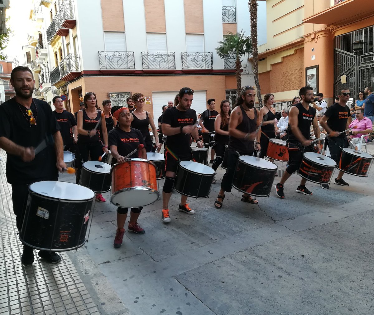 AjuntCarlet's tweet photo. DESFILADA DEL PREGÓ 2018. #Carlet, #CarletVIUlesfestes, #festes2018  Enguany el científic carletí Berna Sòria pregona les festes. @bernatsoria https://t.co/WLNeEtl34a