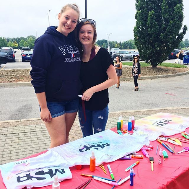 MSAmohawk's tweet photo. Happy students decorating their shirts for the paint party tonight!๐จ๐ฅ
.
.
.
#residence #rez #rezmovein #firstday #backtoschool #msamohawk #mohawkcollege #paintparty #college #frosh #froshweek #oweek #frosh18 #msa https://t.co/idEBZYRITW https://t.co/yKq6WC25CO