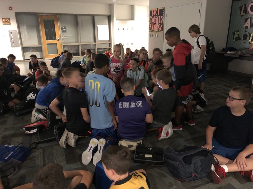 rpemshuskies's tweet image. When it’s rainy, what better way to warm up than with the campfire app! #fridayyay #teamspirit #sixthgrade #latertweet